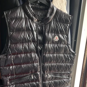 Moncler gui vest   - Saljer nu denna vasten perfekt for sommaren, Den är i storlek 3 och väl omhändertagen. Hör av dig vid fragor, pris kan diskuteras.
