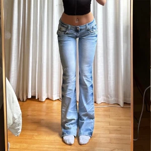 Jättesnygga bootcut jeans med coola fickor! - Säljer dessa som jag köpte på plick eftersom de va förstora på mig. Dom är verkligen jättesnygga och jag har endast testat dom så dom är verkligen i jättefint skick. Midja 40 och innerbens 85, hon på bilden är 165💖