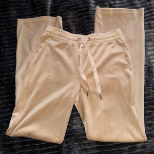 Gina gruvor velour beige mjukisbyxor - Beige velour mjukisbyxor storlek S från Gina Tricot, storlek S. Passar XS med och M beroende på kroppsform. Använd gärna bundle funktionen ❤️🛍️✨skickar med extra saker jag vill bli av med vid köp av fler saker
