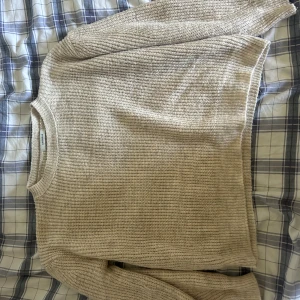 Stickad ljusrosa tröja  - Rosa stickad tröja som är använd få ggr Köparen står för frakt 💕