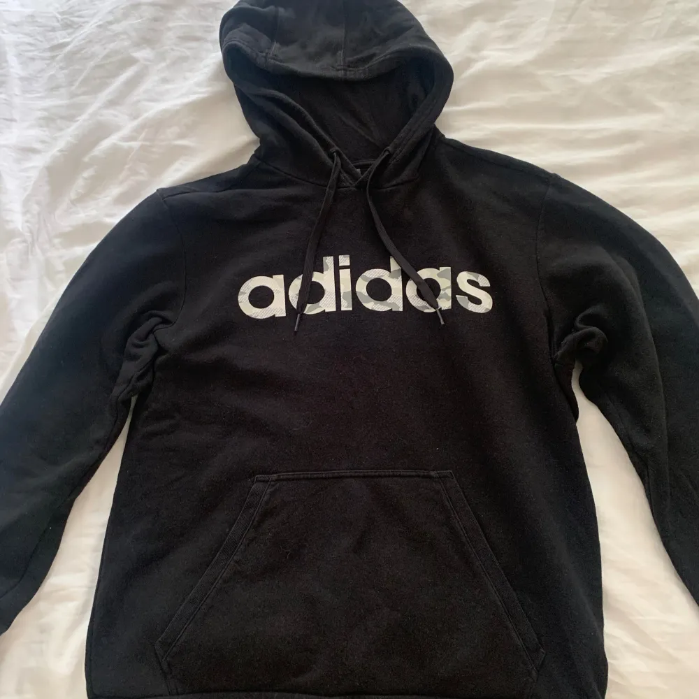 En svart adidas hoodie i bra skick för killar, men passar och ser bra ut på tjejer också. Säljs för 200kr + frakt. Hoodies.