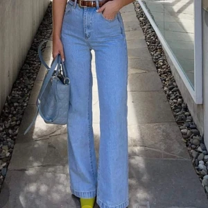 Abrand Jeans 94 High & Wide ljusblå - Säljer mina vida ljusblå Abrand jeans, använda ett fåtal gånger. 