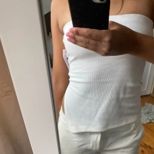 Vit tub topp - Jättefin vit tub topp, perfekt nu på sommaren. Passar till allt och är perfekt till vardags men också vid finare tillfällen. I storlek XS.🌸Aldrig använd, prislappen sitter kvar.