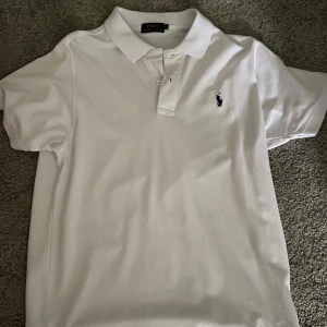 Polo ralph lauren pike - En snygg ralph lauren pike til salu. Aldrig använd eftersom den är för stor.