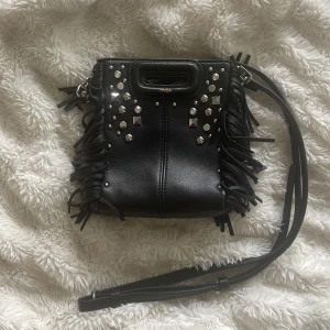 Maje väska  - Säljer nu min jätte fina maje väska som är nästan helt som nu i den lilla storleken💞 dustbag och kedja följer med! Nypris 3 000