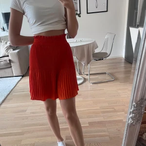 Somrig kjol - Strl 36 - Somrig kjol från Hm i storlek 36. Stretchig och super skön !