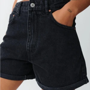 Jeansshorts  - Jeansshorts ifrån Gina tricot. Strl 36. High waist modell, och nypriset är 399kr Se de två första bilderna för hur de ser ut på, se de två sista för att se den exakta tvätten/färgen.  Mitt pris 130kr Mycket bra skick💕