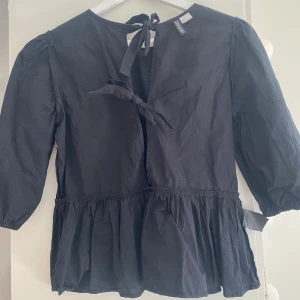 Blus - Blus från hm, så fina knytdetaljer som går att ha åt båda hållen. 
