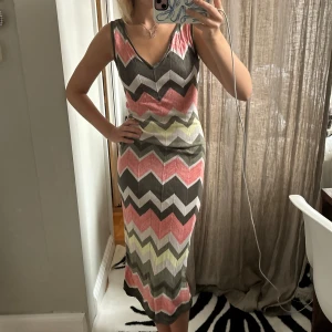 Missoni klänning - Missoni inspirerad långklänning. Såå skönt material!! Åker iväg måndag kväll (8/7) så kommer inte kunna posta efter det.