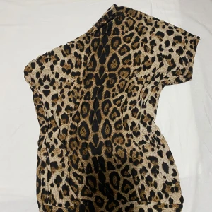 Leopard one shoulder top - Väldigt bra skick och flowigt material. 