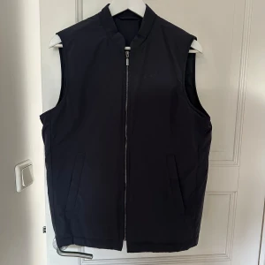 Asket väst - Använd fåtal gånger och är i nyskick. Nypris 1800kr.