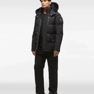 Moose Knuckles svart - Säljer denna moose jacka som är helt ny pga vart för liten i storleken, köpt för en månad sen kvitto finns!