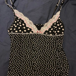 Linne  - Jätte gulligt linne med prickiga detaljer 