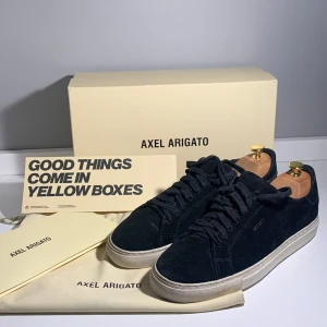 Axel Arigato Clean 90 Black Suede Laces - Tjena! Vi på mr Shoe ett par stiliga Axel Arigato skor| Skon är perfekt för dig som vill vara stilren utan att dra för mycket uppmärksammhet💥| Nypris ca 2500kr|Med skorna medföljer skokartong, Dusbag etc| Priset kan ALLTID diskuteras🤝