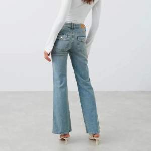 Säljer dessa väldigt snygga jeans från Gina tricot då dom är för små (aldrig använda).❣️