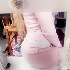 Juicy sett ljus rosa - Jag säljer på grund av att jag aldrig har andvänd den. Är som en helt nu. Storlek xs på byxor och S på tröjan