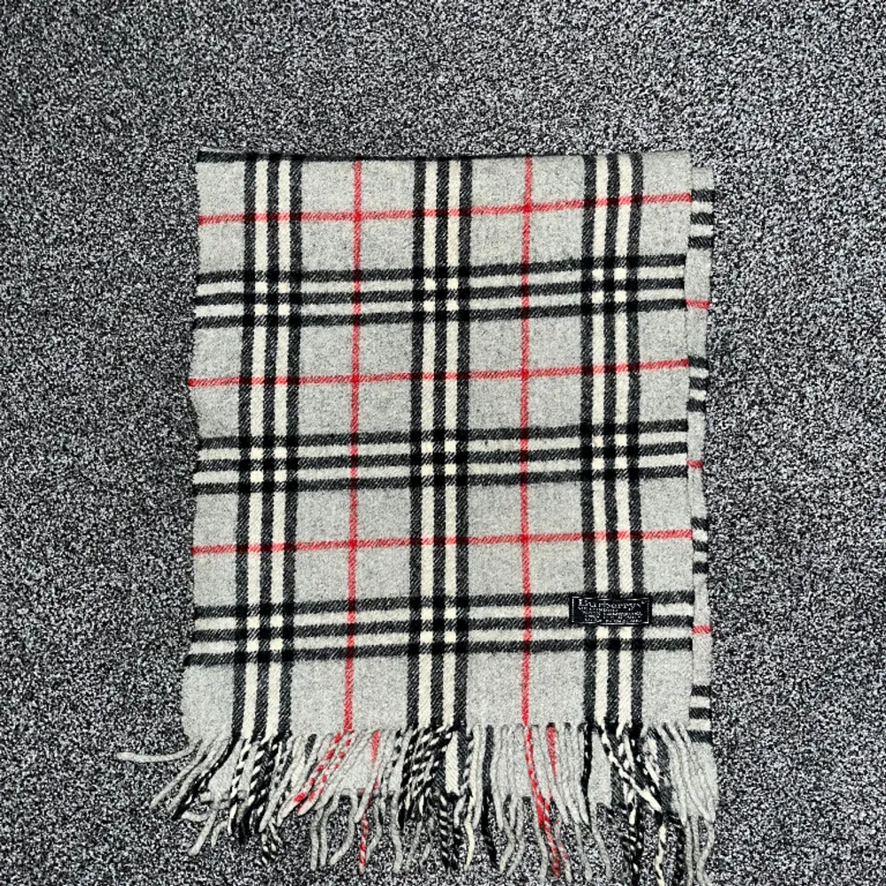Burberry check scarf 100% lammull, köpt från haiendo-shop. Skick 9/10 hör av dig vid fler funderingar mvh. Accessoarer.