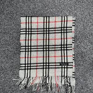 Burberry check scarf 100% lammull, köpt från haiendo-shop. Skick 9/10 hör av dig vid fler funderingar mvh