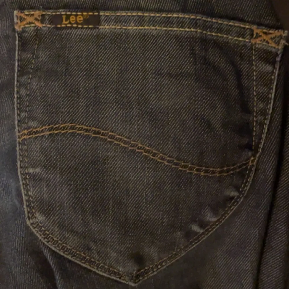 Snygg lågmidjade jeans från lee. Säljer då de inte kommer till användning 💖. Jeans & Byxor.