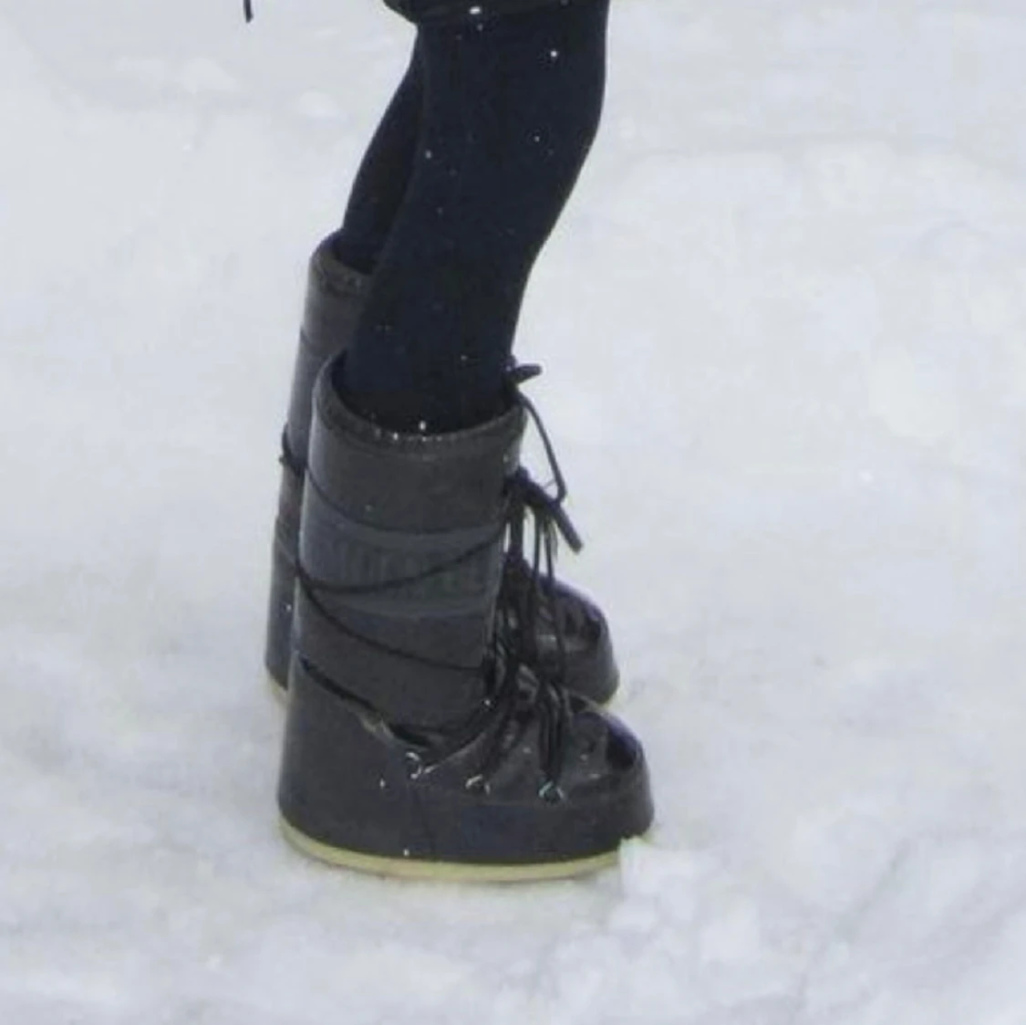 Moonboots svart glansiga - 90