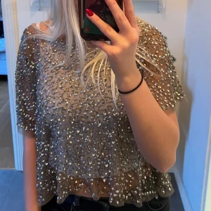 Glittertopp - Glittrig topp som passar alla! (Jag på bilden har storlek S vanligtvis) Passar perfekt med linne undertill eller om man bara vill ha bh under💖