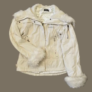 Y2K VINTER JACKA - Lätt fodrad vit jacka. Storleken är L/12 men pågrund av att den är liten i modellen har jag valt att sätta den som en S-XS.  Huvans dragkedja går att dra ner och blir då som bild 1   Fråga gärna om mer mått.   Köpt secondhand med aldirg använd av mig 