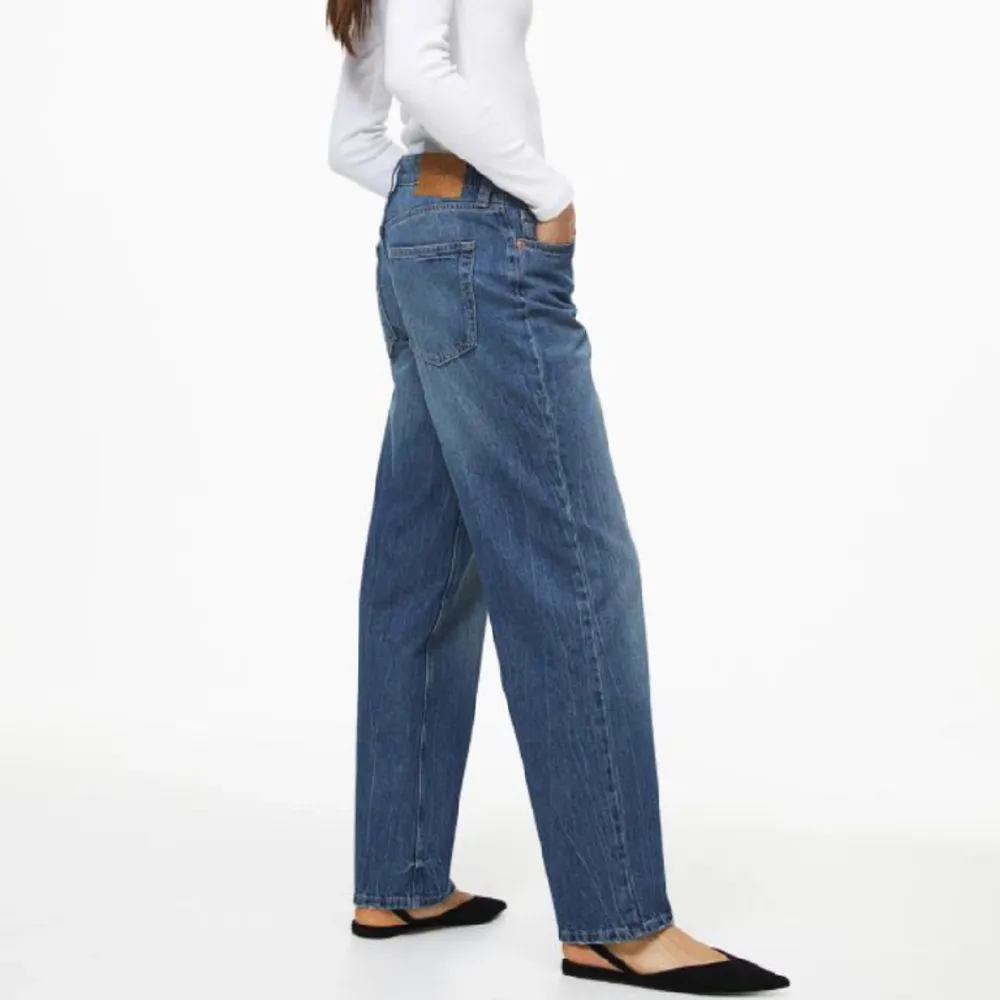 Lowwaist jeans från hm. Helt slutsålda på hemsidan. I storlek 36, modellen är baggy på hemsidan men om man är en 38 sitter de normalt upptill, alltså inte så baggy. Köparen står för frakten💕. Jeans & Byxor.