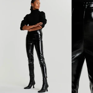 Byxor - Janette vinyl trousers från Ginatricot. Ordinarie pris 500kr, säljer för 100kr. Helt oanvänd och prislapp sitter fortfarande kvar. 