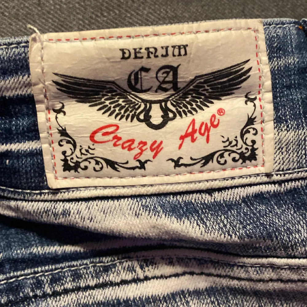 Fina crazy age jeans i storlek 36/s. Byxorna har 1 defekt vilket är ett litet hål på baksidan av byxorna (se sista bilden) . Jeans & Byxor.