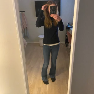 Low/mid waist jeans - Säljer dessa Low waist/Mid waist jeansen från bikbok då dem inte kommer till användning.💞💞Köpta för 500kr! Skriv till mig innan ni trycker på köp nu!💞