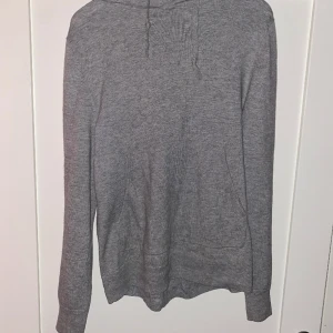 Kashmir hoodie - Tja, säljer en sjukt snygg och trendig 100% Kashmir hoodie i färgen grå!. Tröjan är i jätte bra skick och kostar 2600 ny. Tröjan är i storlek S och är perfekt nu till vinter.