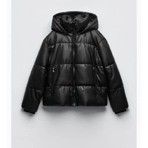 VinterJacka  - Svart jacka med läderimitation  Köpt för 859, inga defekter    Kan ej postas förrens 10 januari ❤️‍🔥