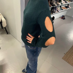 Stickad tröja  - Jättecool & unik stickad tröja från märker DAGMAR som jag älskar men får ej användning därav säljer jag den, inköpt för 800 