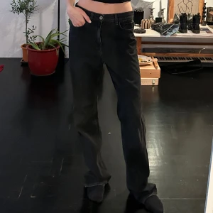 COS långa svarta jeans  - Supersnygga baggy jeans från COS. Jeansen är i modellen ”Loose straight leg, full length” och har en oversize fit. De är långa i benen även på mig som är 180. Har endast använts 2 gånger men säljer då de tyvärr blivit för stora. Nypris 1000kr.