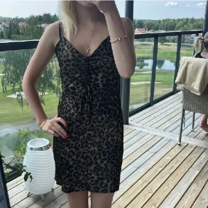 Satin klänning - Leopardmönstrad satin klänning fint skick! Bra till fest eller nyår!