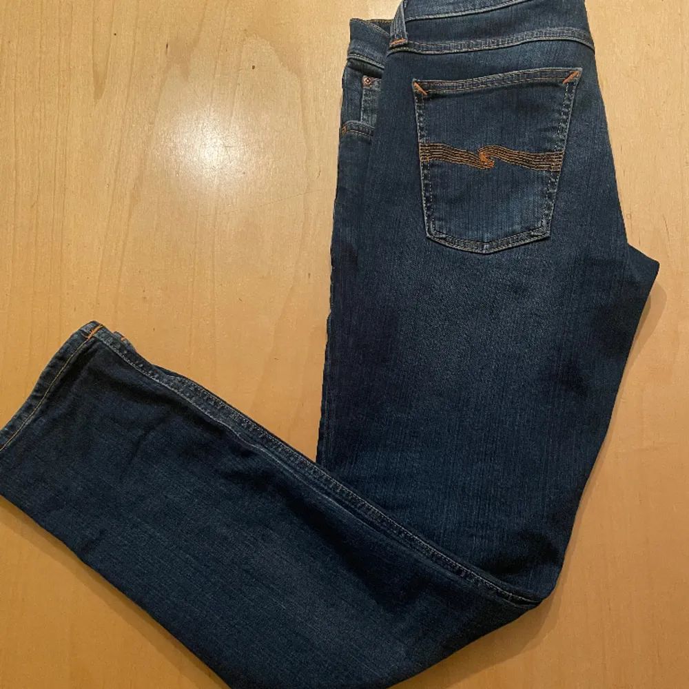 Jag säljer dessa feta Nudie jeans som inte kommer till användning längre och jeansen är i storlek 30-30, hör av er vid funderingar! Priset är inte hugget i sten!. Jeans & Byxor.