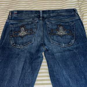 Diesel jeans med sjukt snygg design på bakfickorna. Lågmidjade och raka. Storlek W29 L32 vilket är typ S. 