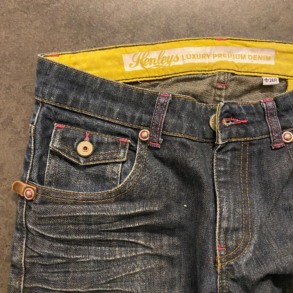 Så coola jeans med stort tryck på rumpan! Säljer då de tyvärr är för korta på mig som är ca 170! 💕 midjemått- 72cm Innerbenslängd- 73cm. Jeans & Byxor.