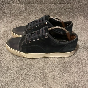 Lanvin skor - Tjena! Säljer nu mina väldigt använda lanvins i en väldigt populär färg. Kontakta vid intresse och för fler bilder🔝 nypris: 4000+ mitt pris:  1359. Strl 45. Hör av dig vid några funderingar mvh EBRESELL🔥