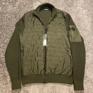 J.Lindeberg cardigan - J.Lindeberg cardigan. Storlek: S. Skick: 10/10 (helt ny med lappar kvar) Nypris: 3500kr. Vid fler frågor/bilder är det bara och höra av sig!