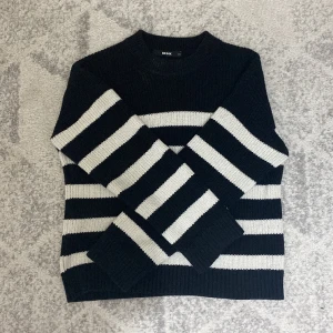 Tjocktröja  - Säljer denna svart vita tjocktröja från Bil Bok i storlek xs. Hör av er vid frågor🥰