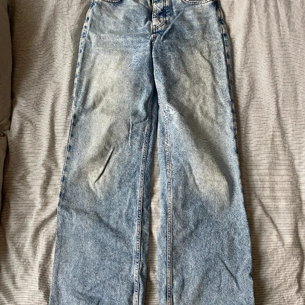Köpte dessa jeans för ett par år sedan men har flitigt använt dom senaste åren! Dom sitter jättefint på, men för inte längre plats i garderoben! (Skicka DM om bild på önskas!). Jeans & Byxor.