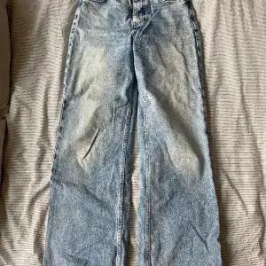 Köpte dessa jeans för ett par år sedan men har flitigt använt dom senaste åren! Dom sitter jättefint på, men för inte längre plats i garderoben! (Skicka DM om bild på önskas!)