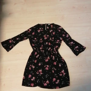 Klänning  - Klänning från DIVIDED i storlek 36. Perfekt att ha på en höstdag. Har använts 2-3 ggr