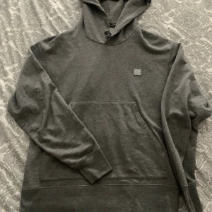 Acne studios hoodie - Klassiker ferris face Storlek L Har bytt ut drawstrings då dom breda hade blivit helt skruvade, annars jättefint skick  Inga skador hål eller fläckar. 