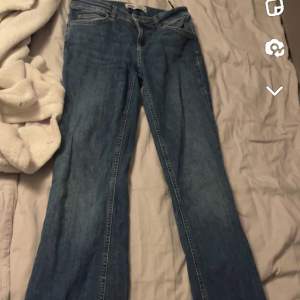 hej! Säljer dessa ass snygga jeans från Zara. Köptes 2022 och är knappt använda då det är för långa på mig. 