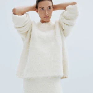 Oversized tröja  - Säljer denna slutsålda tröjan ifrån H&M, endast testad!