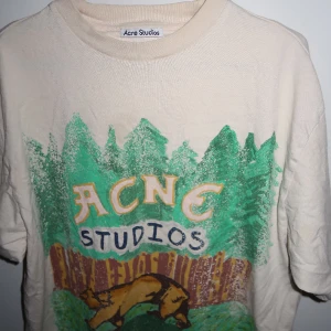 Acne studios T-shirt  - Nypris 2200kr Använd fåtal gånger, nyskick, strl xxs men mycket oversized, passar min pappa med strl xl.