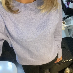 Stickad tröja - Säljer pågrund av att jag samlar ihop till en jacka 