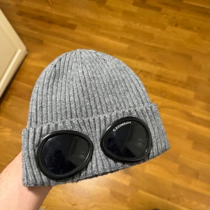 Cp company mössa - Mössa i grå färg sällan använd